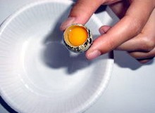 ご紹介するうずら卵の黄身は非常に濃い色をしています。